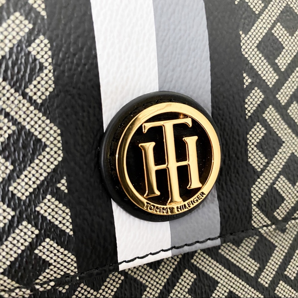 Tommy Hilfiger Crossbody Wallet